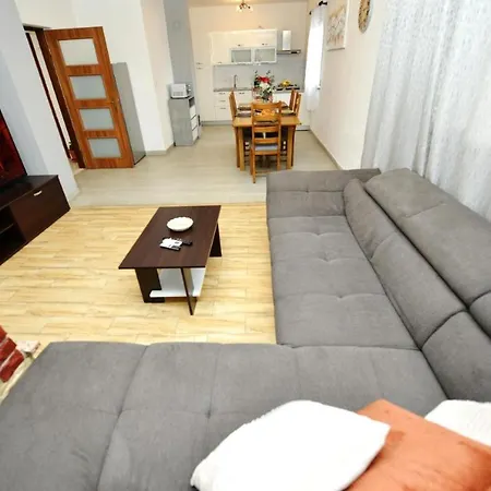 Nyaraló Ariana With Private Pool - By Ta Leut Agency Poličnik