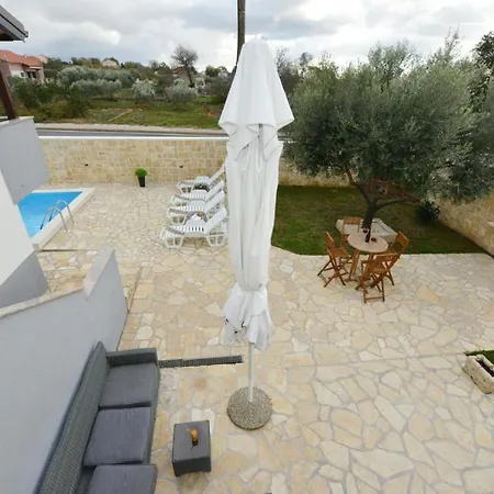 Ariana With Private Pool - By Ta Leut Agency Vakantiehuis Policnik