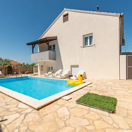Ariana With Private Pool - By Ta Leut Agency Vakantiehuis Policnik